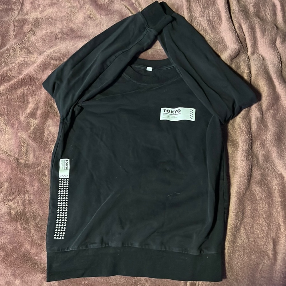 Medium size, black and white crewneck sweatshirt